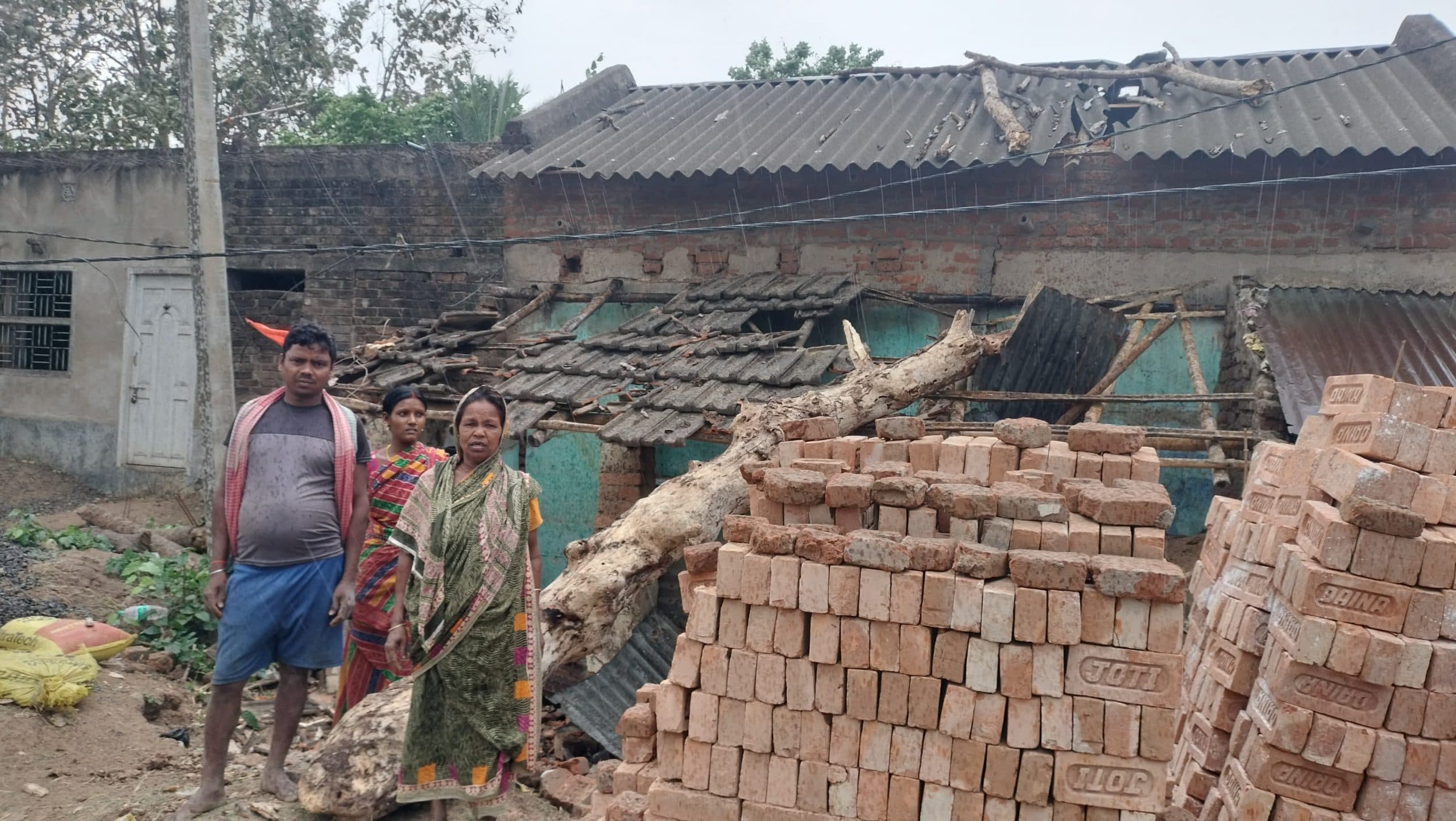 तेज आंधी में गिरी पेड़ की टहनी, घर क्षतिग्रस्त