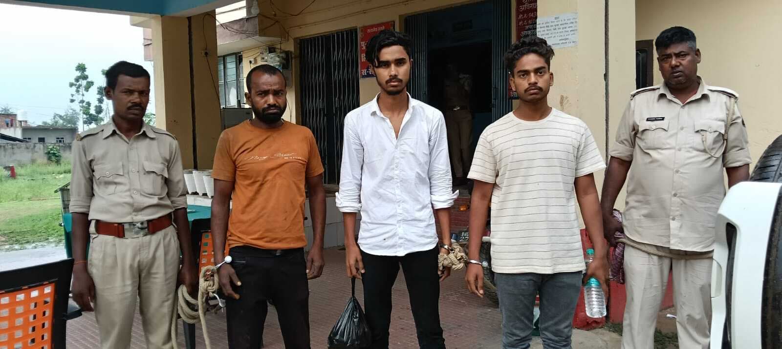 22 बोतल अंग्रेजी शराब के साथ दो तस्कर गिरफ्तार