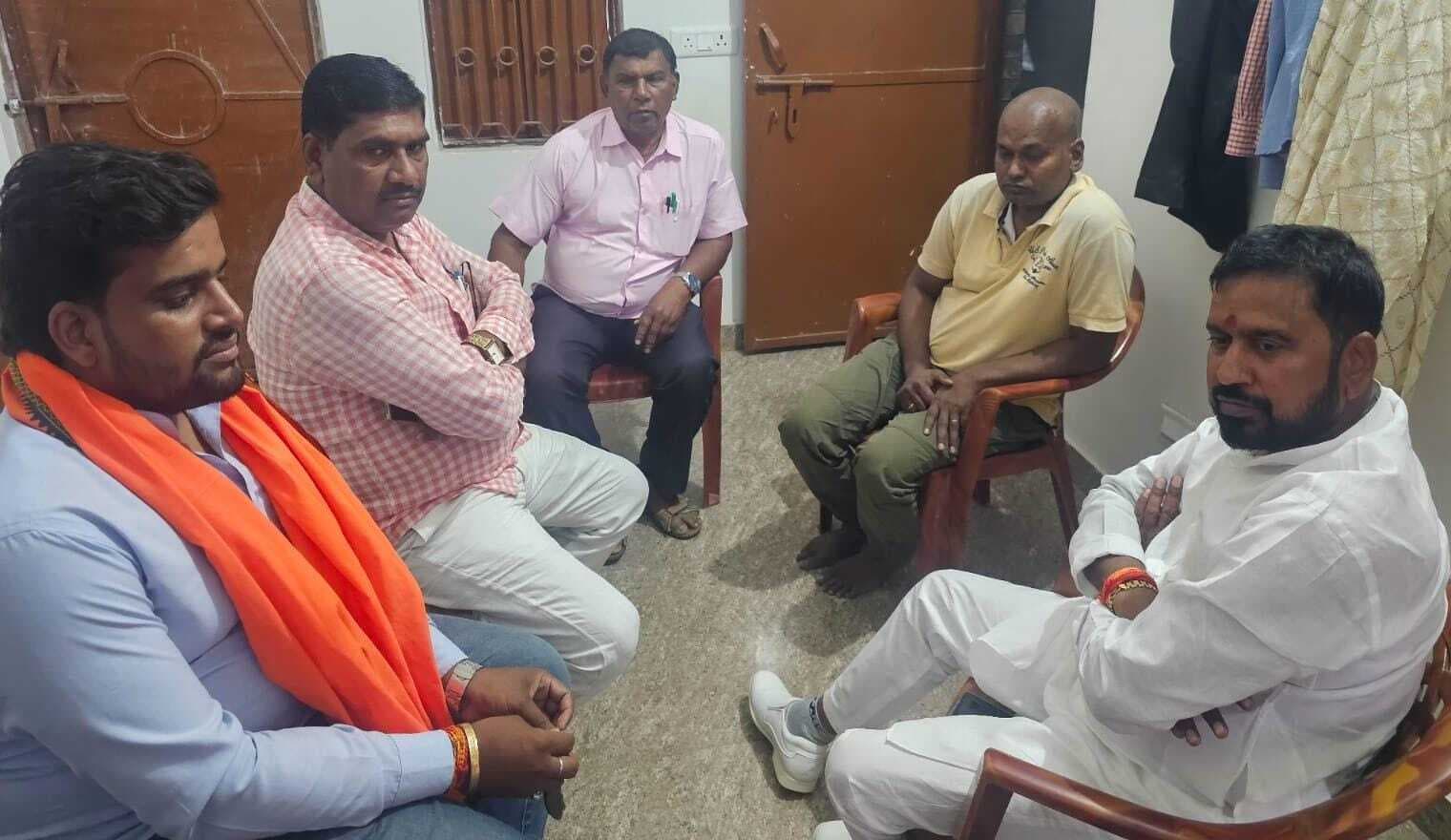 गुरुआ में शोकाकुल परिवार से मिले भाजपा नेता