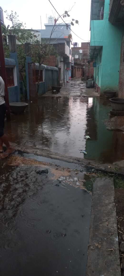 थोड़ी-सी बारिश के बाद हिसुआ में वार्ड पांच की गलियां हुईं जलमग्न