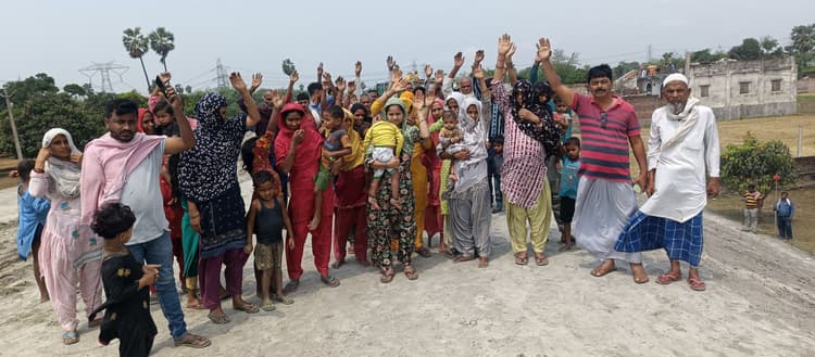 सड़क की समस्या को लेकर ग्रामीणों ने किया प्रदर्शन