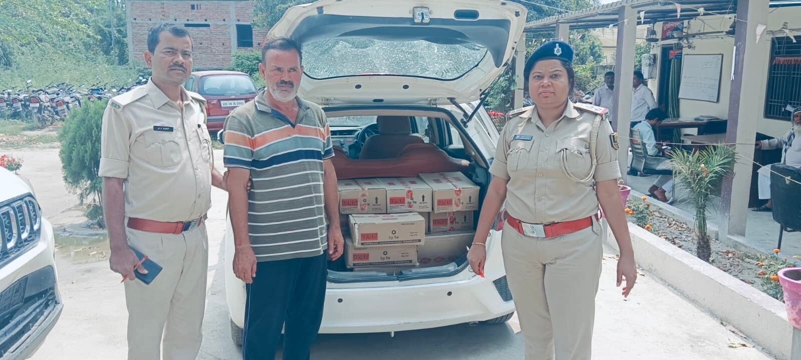 लग्जरी कार में शराब की बड़ी खेप लेकर जा रहा सीवान का तस्कर श्रीपुर में धराया