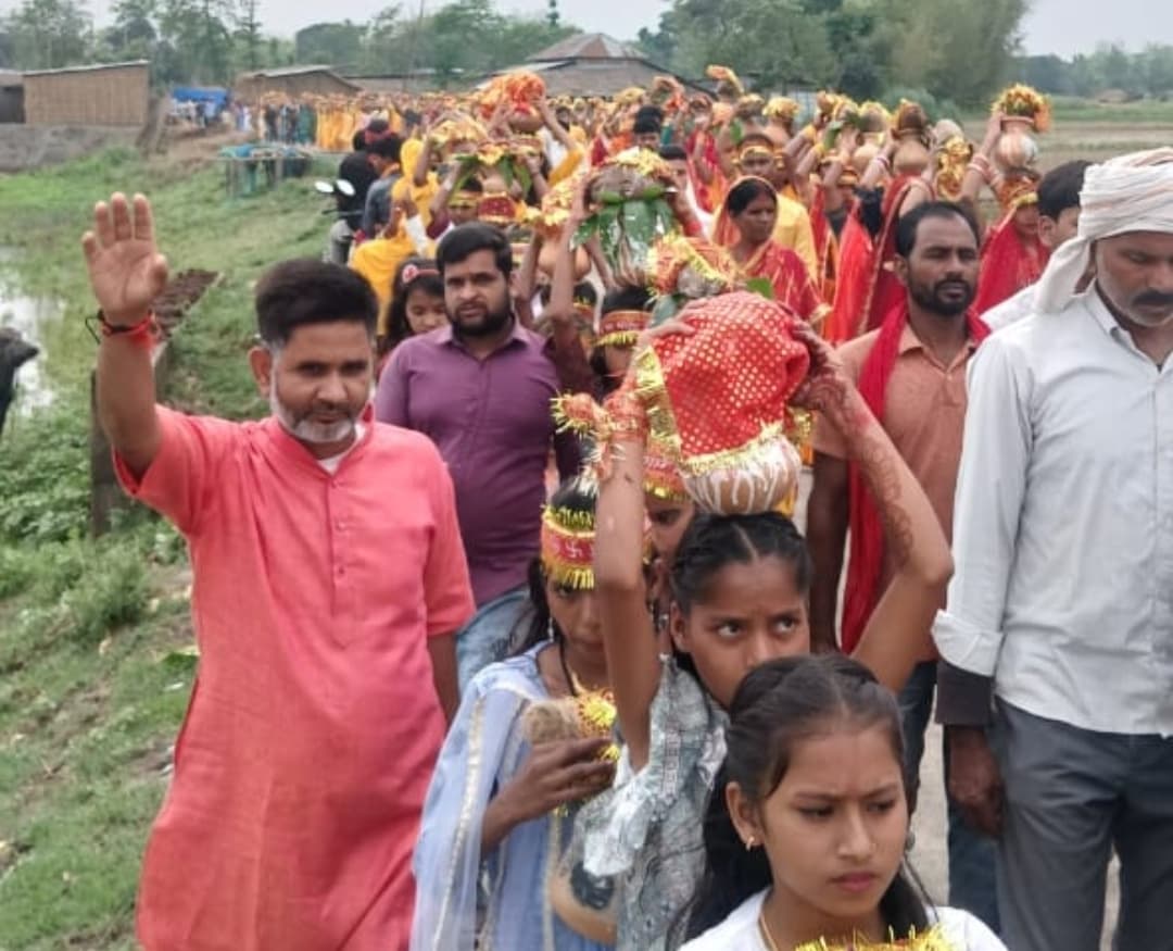 त्रिकुंज महायज्ञ को लेकर निकाली कलश यात्रा