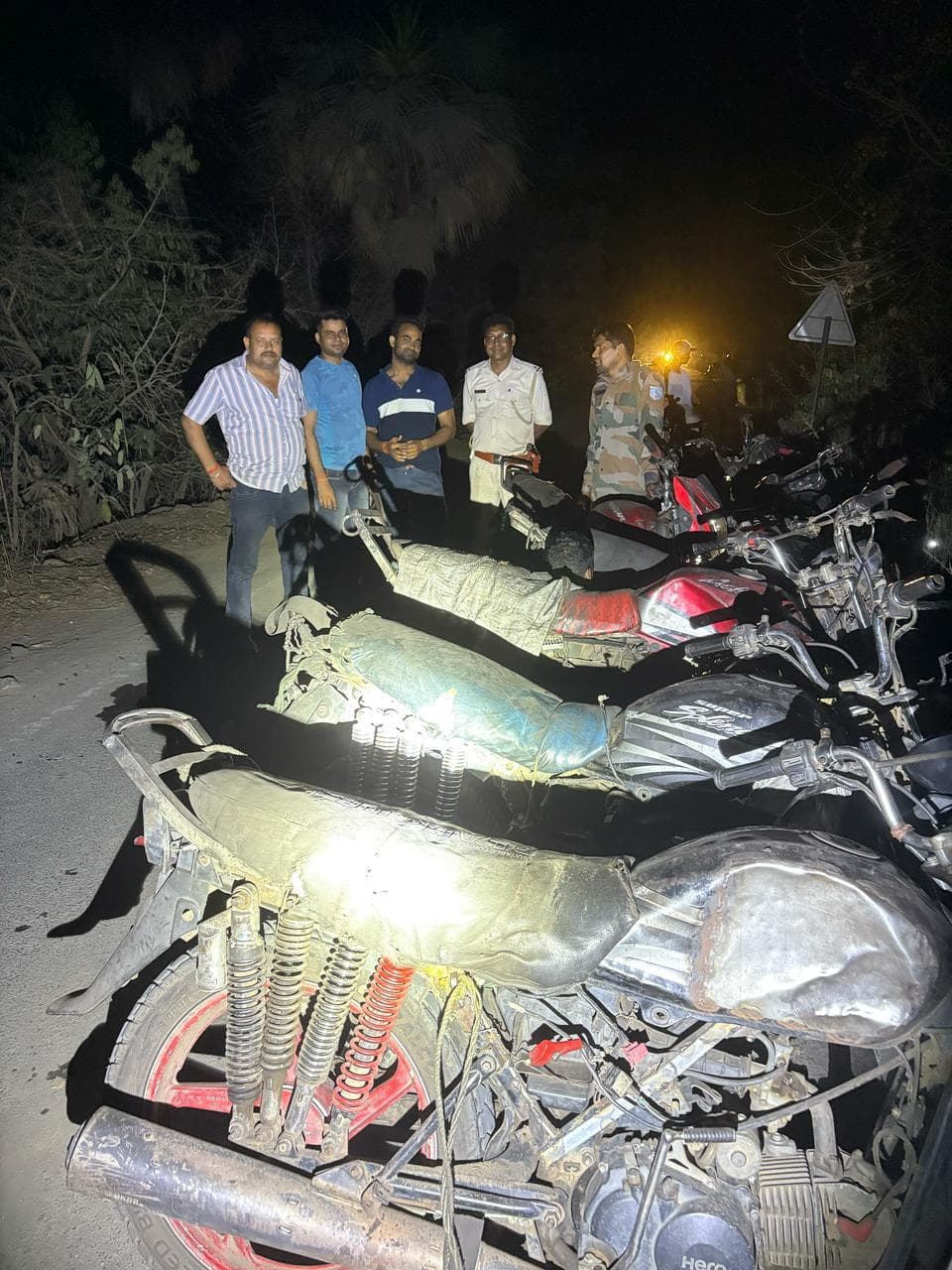 हिरणपुर में कोयला लोड बाइक व साइकिल जब्त