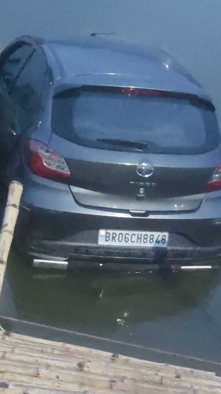 मत्स्यगंधा झील में अनियंत्रित होकर गिरा चार चक्का वाहन, बचे सवार सभी चार युवक