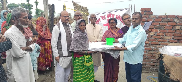 अग्नि पीड़ितों के बीच रेडक्रॉस ने बांटा राहत सामग्री