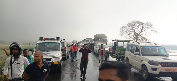 कोसी सड़क पुल पर दो ट्रकों की टक्कर, तीन घंटे तक लगा जाम