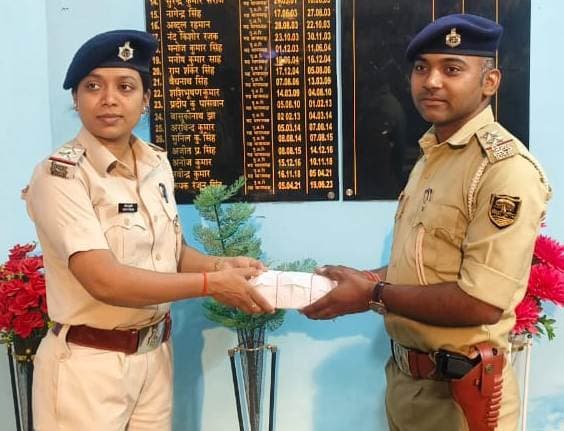 चोरी गयी 1.37 लाख रुपये के साथ आरोपित गिरफ्तार