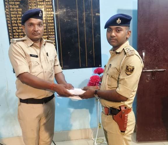 चोरी की राशि के साथ आरोपित को किया गिरफ्तार