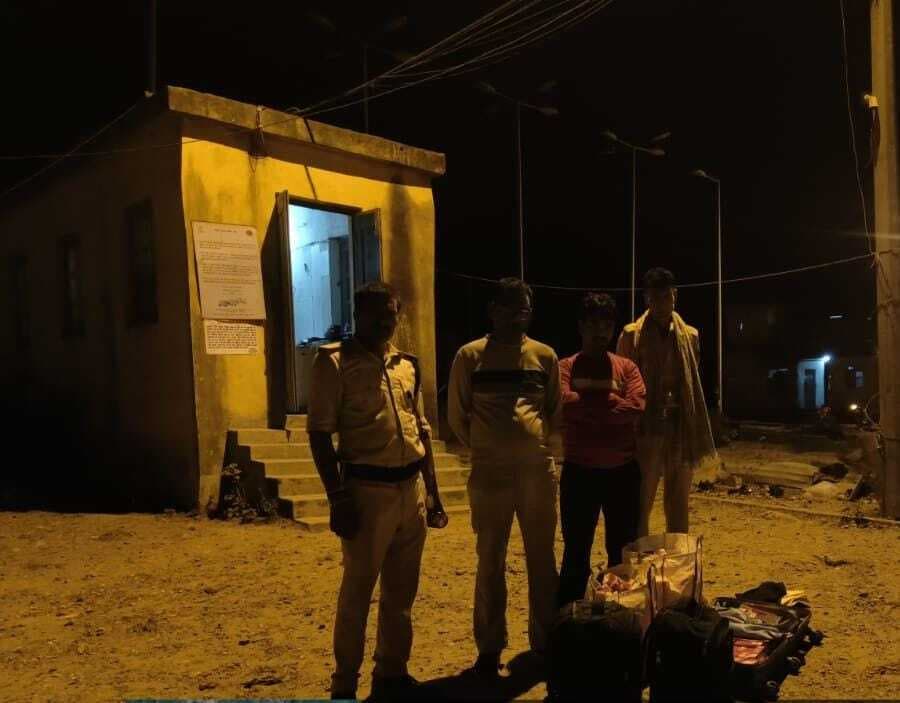 बस में शराब लेकर सफर करने वाले दो गिरफ्तार