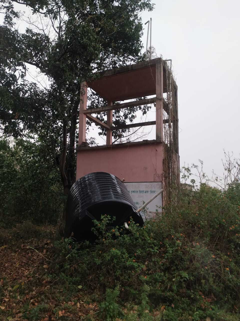 डुमरिया में आंधी से  पानी की टंकी गिरी