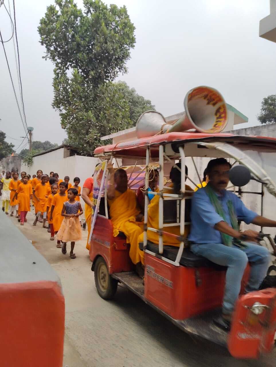 चार दिवसीय नौ कुंडीय गायत्री महायज्ञ को लेकर निकाली गयी प्रभात फेरी