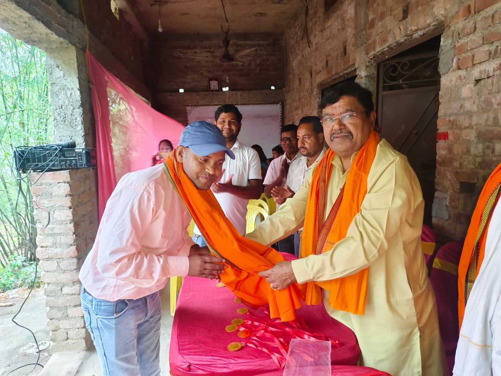 मैट्रिक व इंटर में बेहतर करने वाले छात्र- छात्राओं को किया सम्मानित