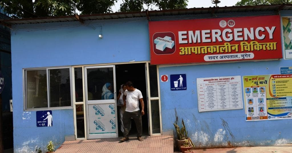 इमरजेंसी वार्ड में भिड़े डॉक्टर, प्राइवेट एंबुलेंस चालक व मरीज के परिजन