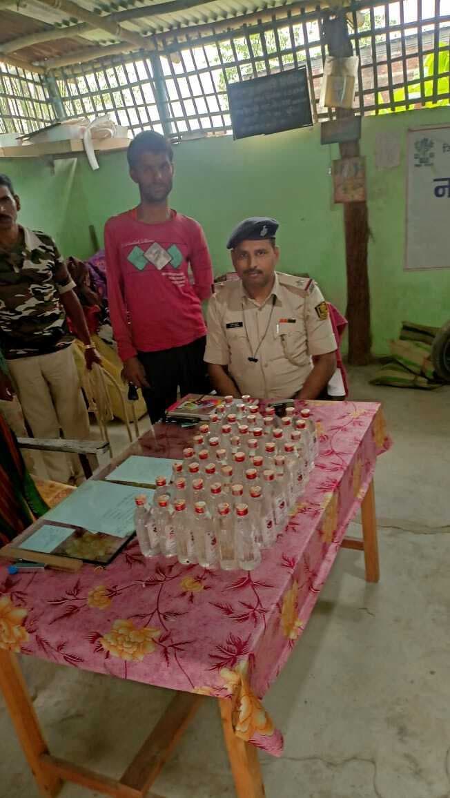 15 लीटर शराब के साथ तस्कर गिरफ्तार