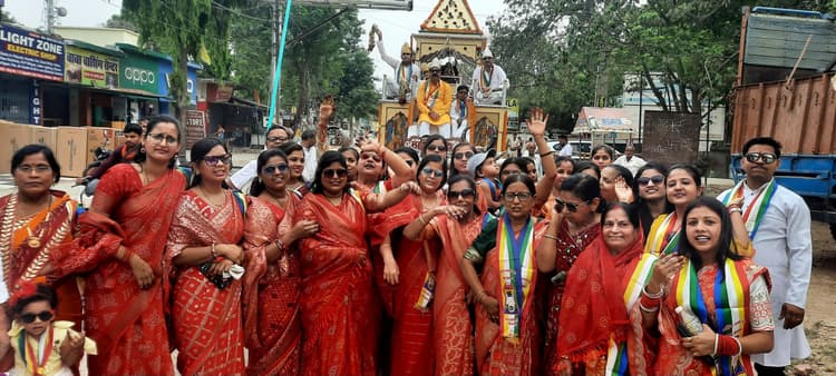 शोभायात्रा निकाल कर जियो और जीने दो के विचार को फैलाया