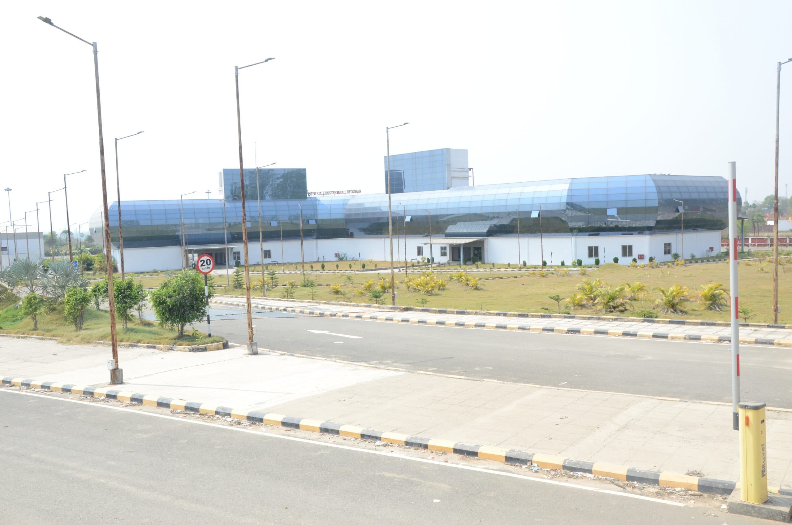 Deoghar news : बसों का परिचालन बंद होने से यात्री रहे परेशान, टोटो-ऑटो वालों की रही चांदी