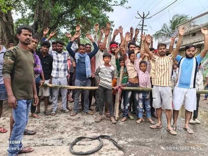sitamarhi news: करेंट लगने से महिला झुलसी, गुस्साये ग्रामीणों ने तीन घंटे रोड जाम कर किया प्रदर्शन