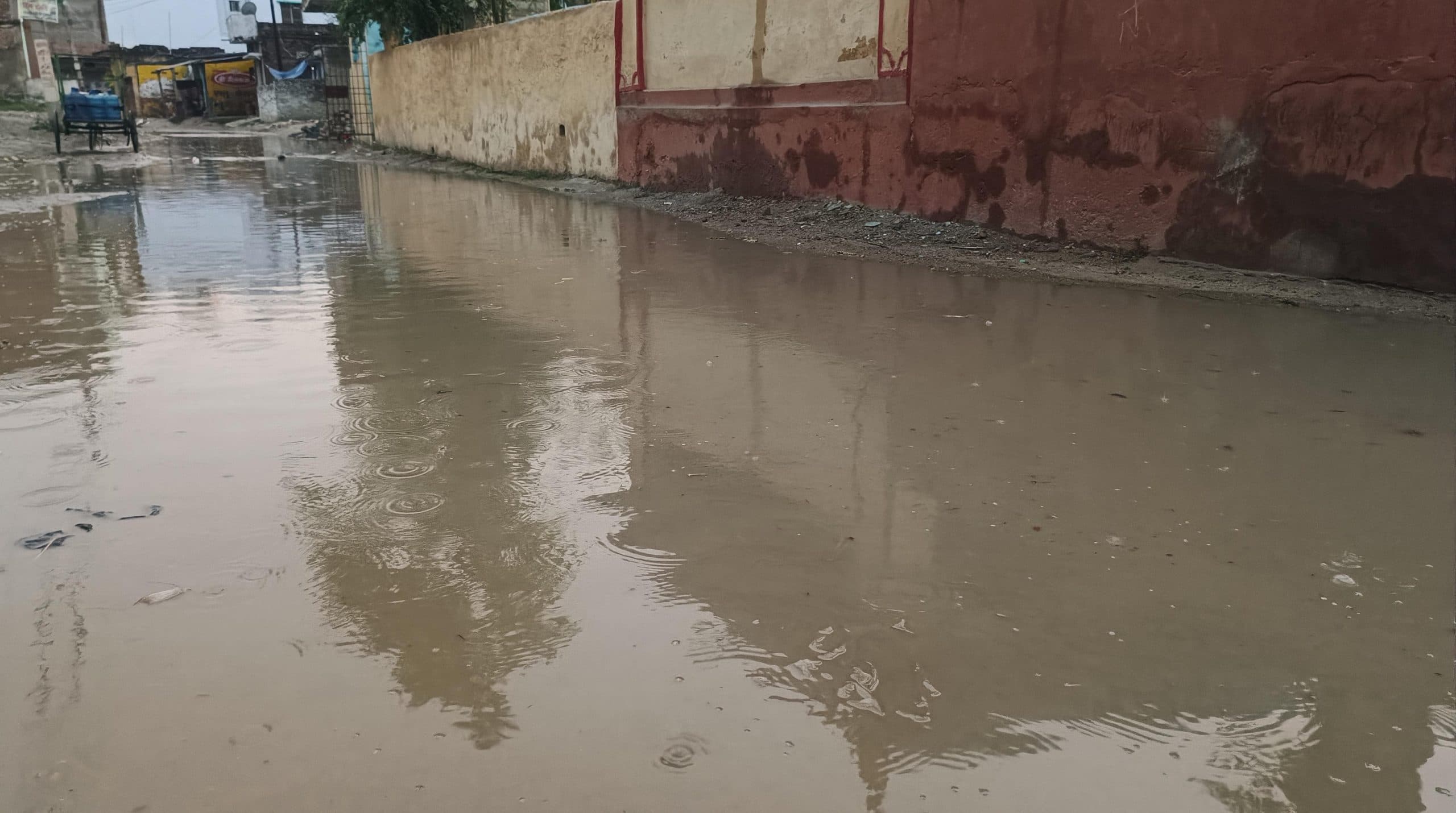 hajipur news. महुआ में हल्की बारिश ने खोली नगर परिषद की पोल, सड़कों पर जलजमाव