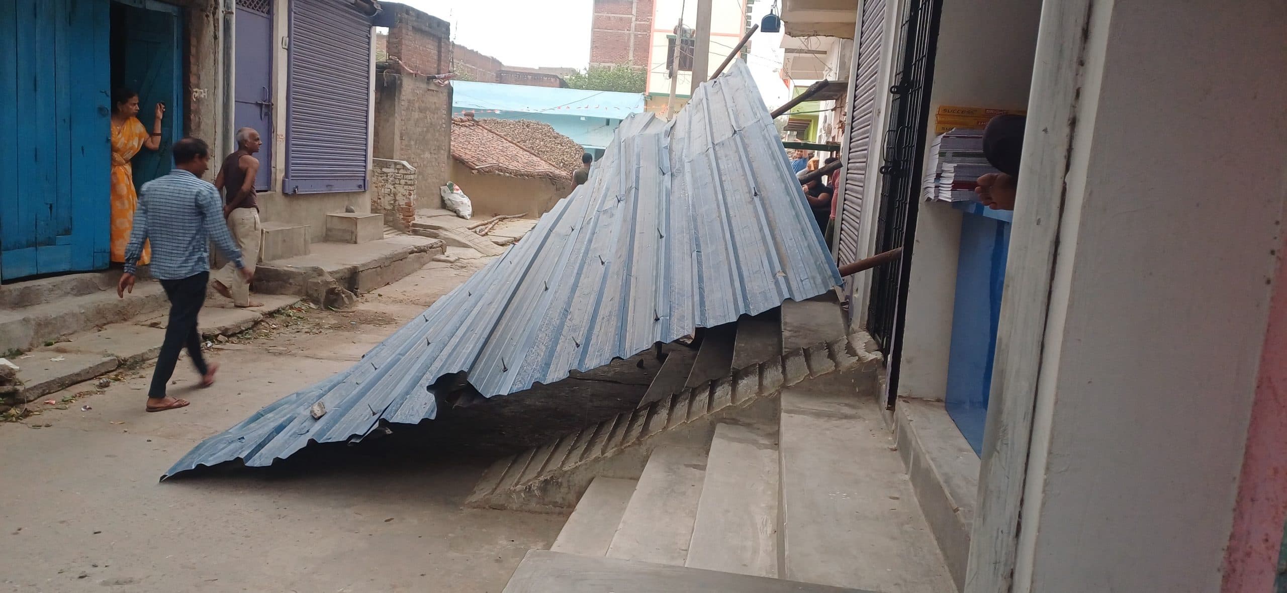 कहीं बिजली के खंभे व पेड़ उखड़े, तो कहीं कार क्षतिग्रस्त