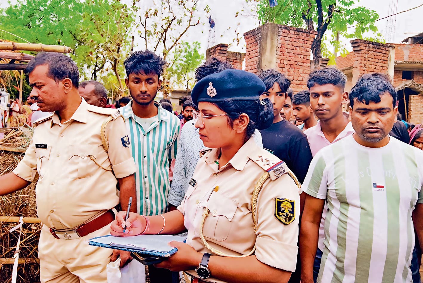 Gopalganj News : श्रीपुर में तेज आंधी में झोंपड़ी पर गिरा विशाल पेड़, दबने से महिला की मौत