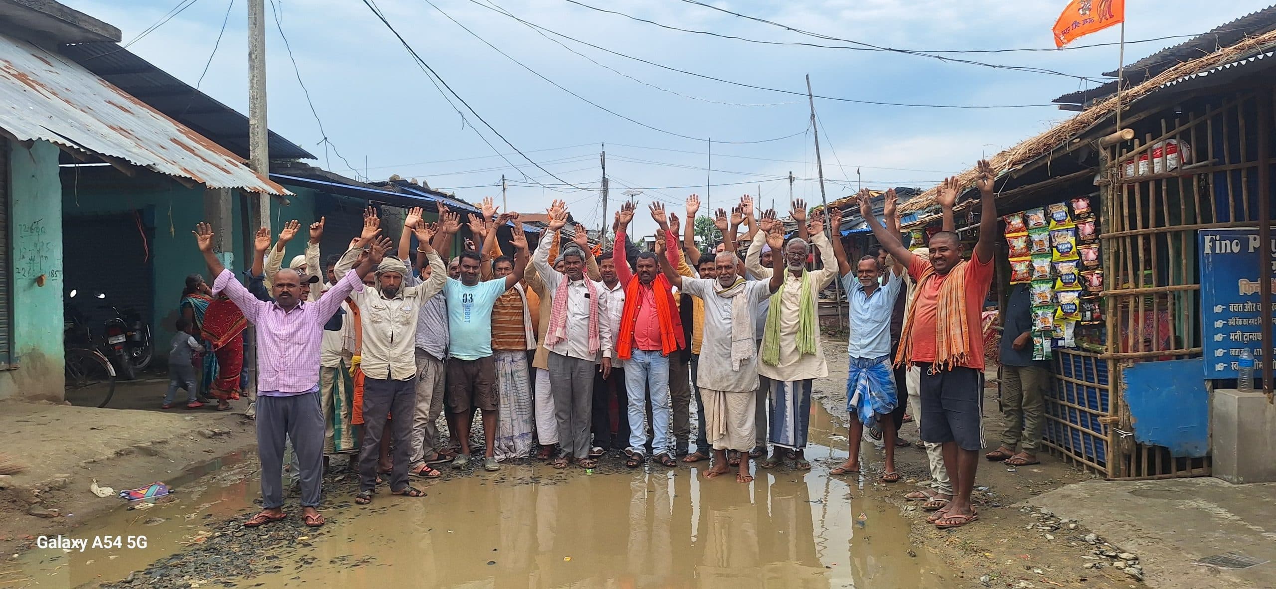 सड़क निर्माण में अनियमितता, ग्रामीणों ने किया प्रदर्शन