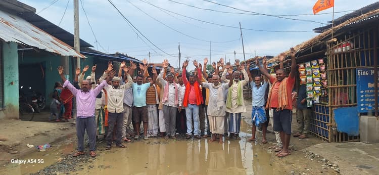 सड़क निर्माण में अनियमितता, ग्रामीणों ने किया प्रदर्शन