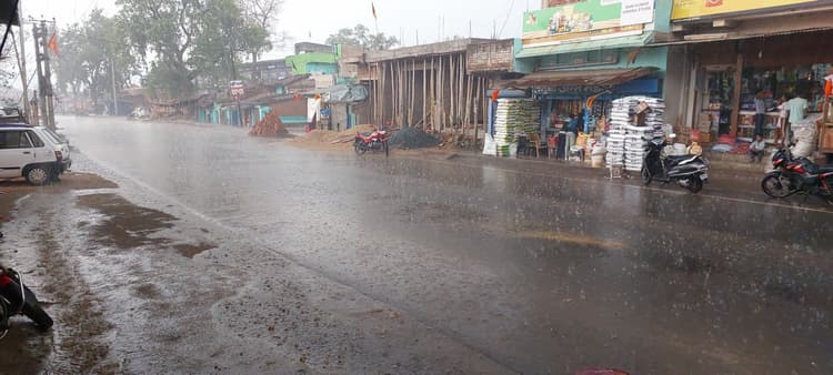 चंदवा समेत बड़े इलाके में बारिश से जनजीवन प्रभावित