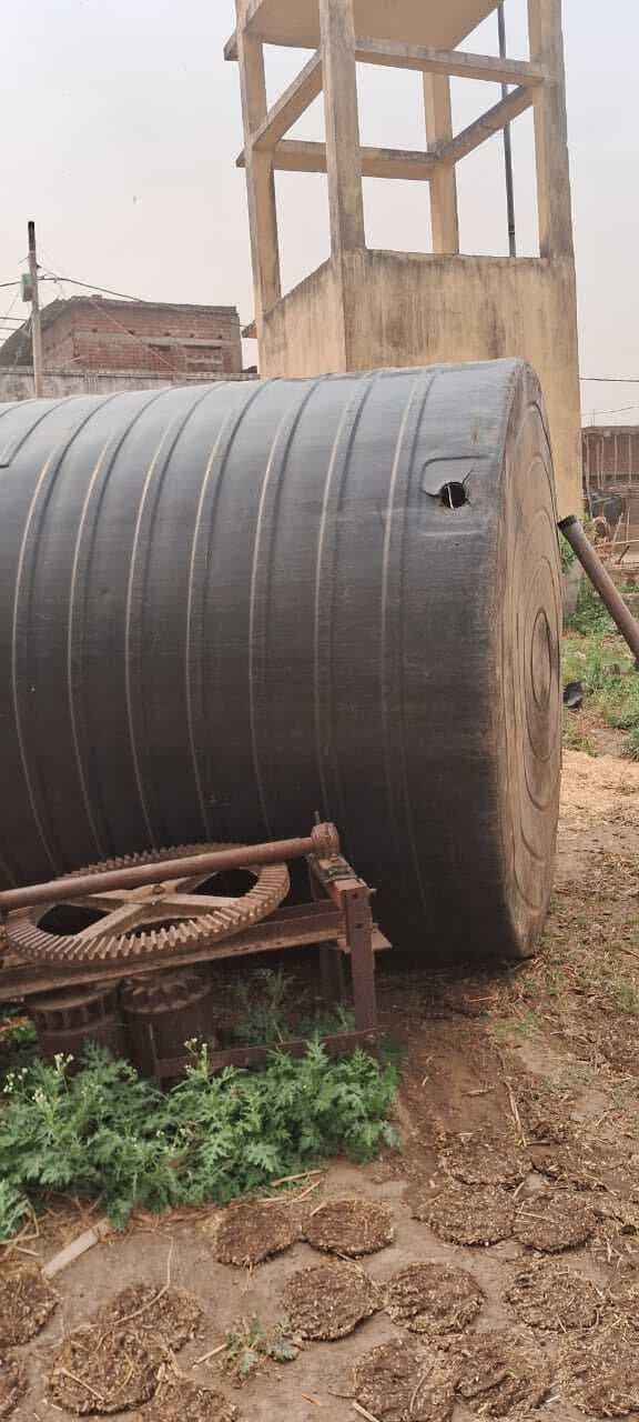 आंधी से गिरी पानी की टंकी, हुई क्षतिग्रस्त