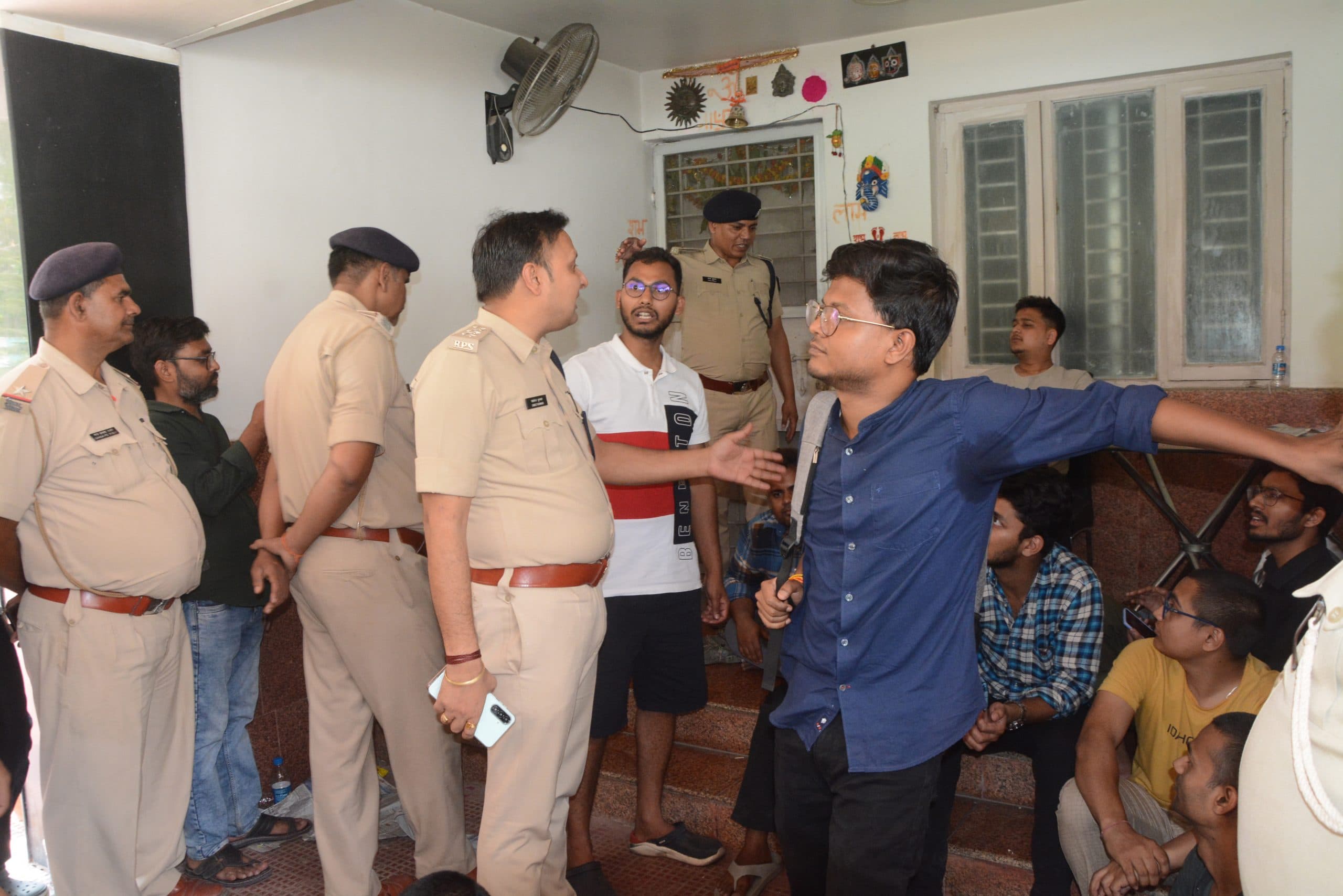 Patna News : आइजीआइएमएस साथी की मौत के बाद भड़के एमबीबीएस छात्र, पांच घंटे इमरजेंसी ठप, डायरेक्टर के आवास को घेरा