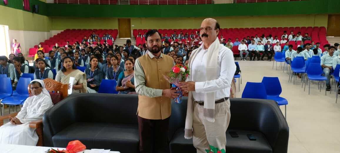 एनपीयू के कुलपति ने किया महाविद्यालय का निरीक्षण