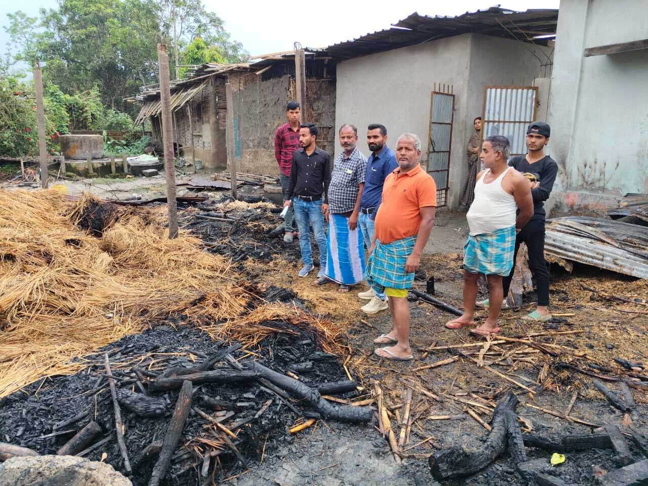 अगलगी में 06 घर जलकर राख, हजारों की संपत्ति का नुकसान