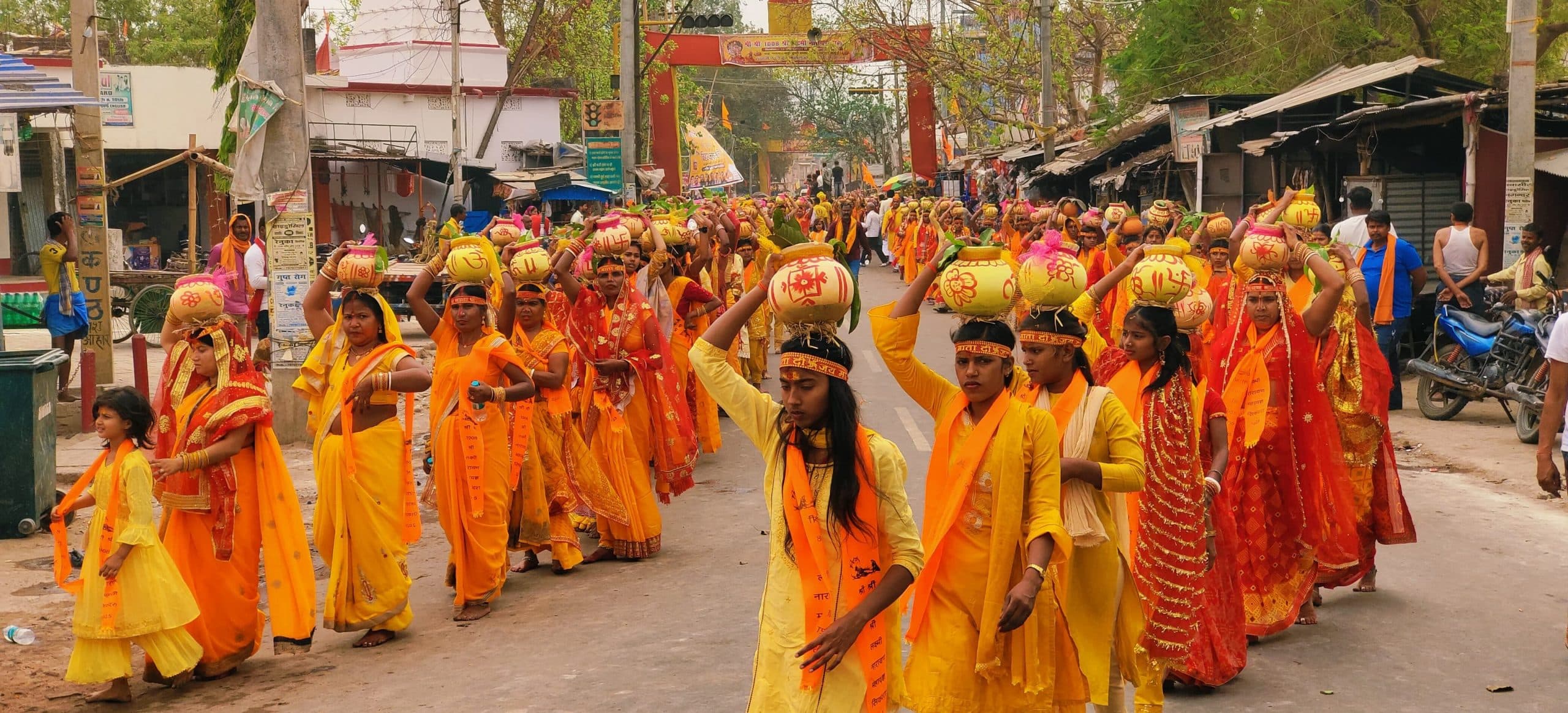 श्री लक्ष्मी नारायण महायज्ञ को लेकर निकाली गयी कलश शोभा यात्रा