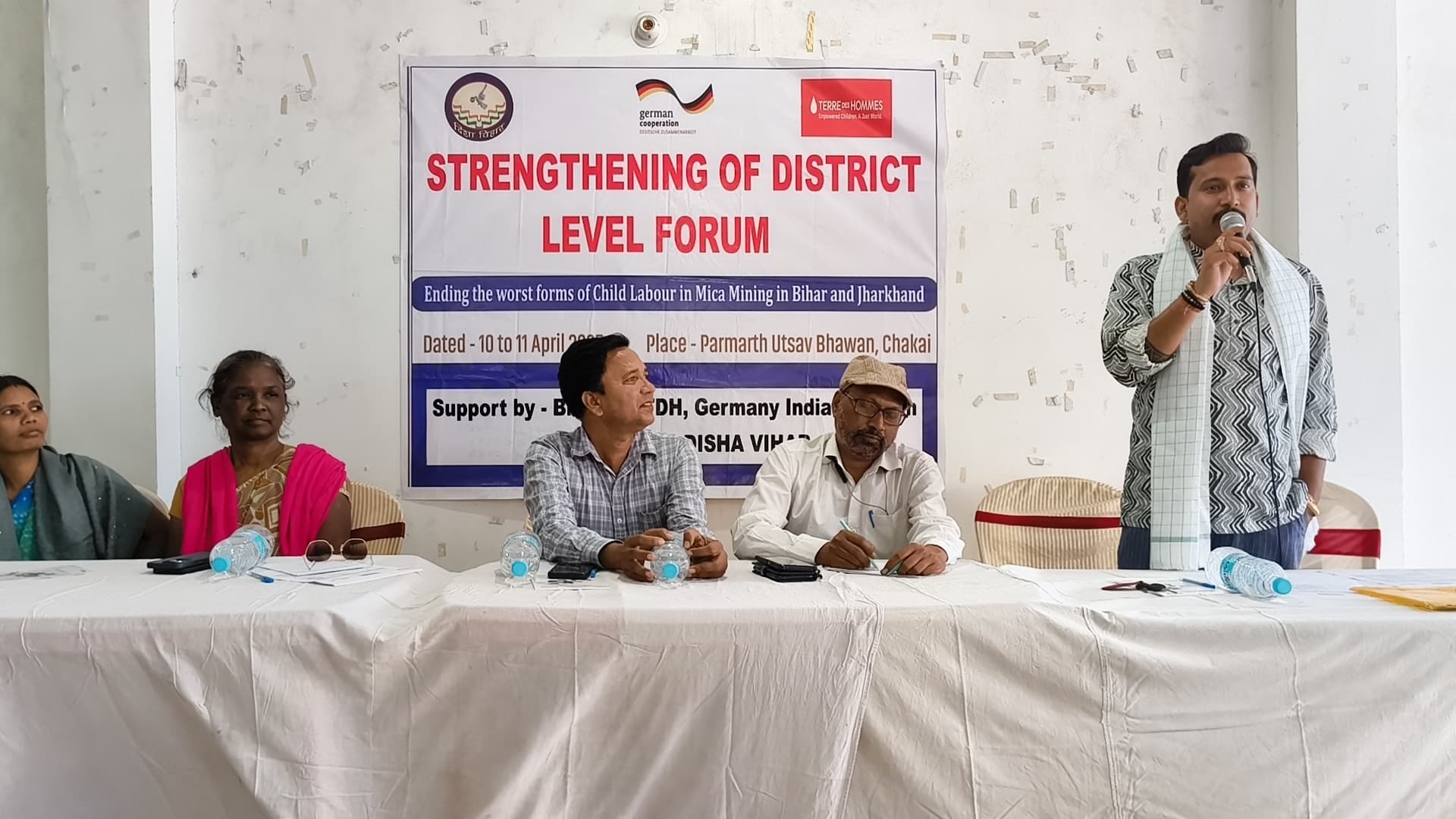 बच्चों की शिक्षा के लिए अभिभावकों को जागरूक होना जरूरी : चंदन सिंह