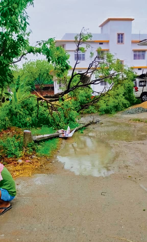 Siwan News : तेज आंधी से शहर के कई फीडरों की बिजली आपूर्ति घंटों रही बाधित