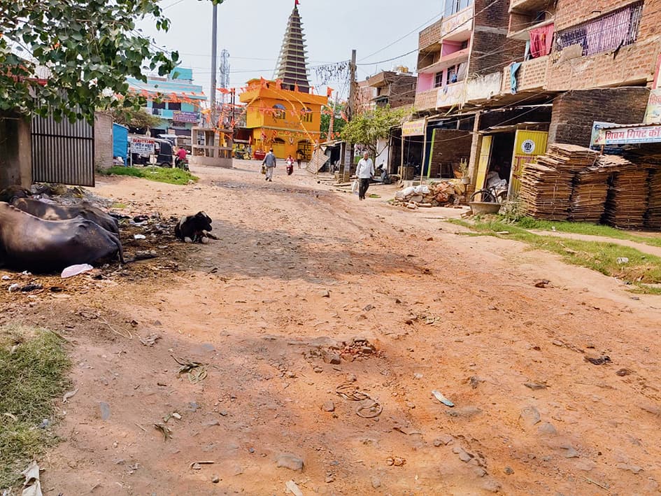 बाजार समिति मोड़ गड्ढे में हुआ तब्दील, हादसा होने की बनी रहती है संभावना
