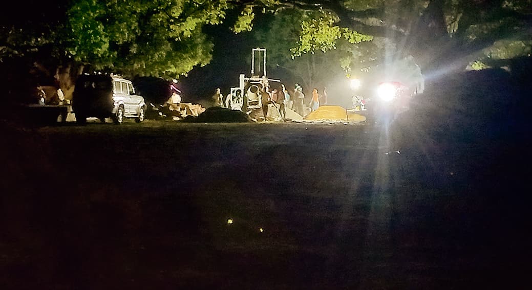 Saran News : मनरेगा में मजदूर के बजाय मशीनों से कराया जा रहा काम