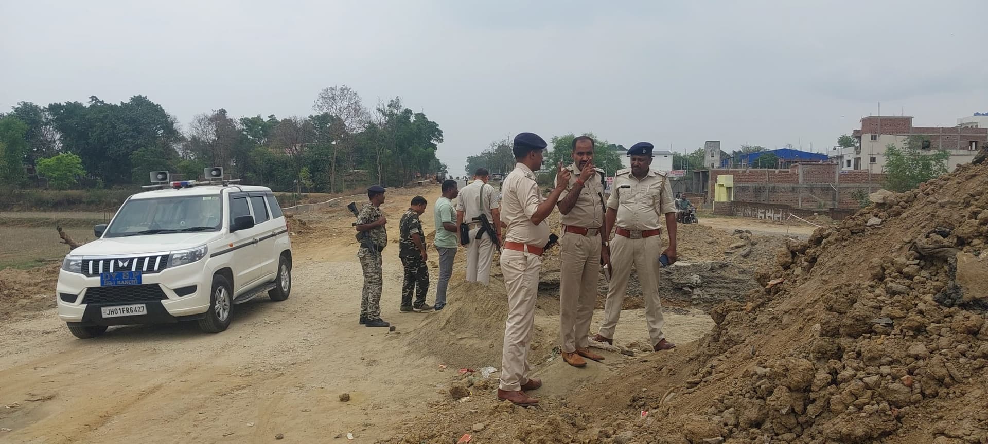 सड़क चौड़ीकरण के दौरान खोदे गये गड्ढे से दो युवकों का शव बरामद, एक रिवाल्वर जब्त