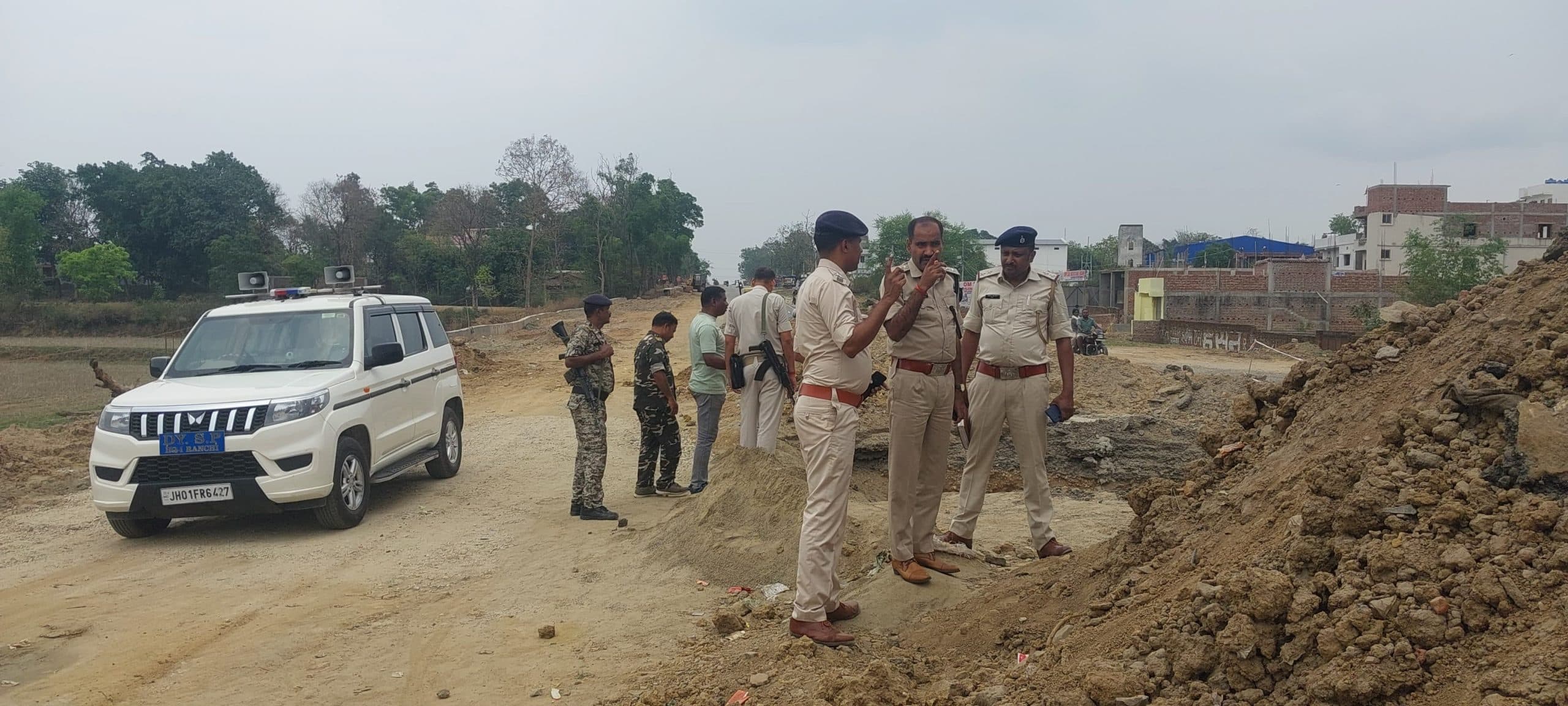 सड़क चौड़ीकरण के दौरान खोदे गये गड्ढे से दो युवकों का शव बरामद, एक रिवाल्वर जब्त