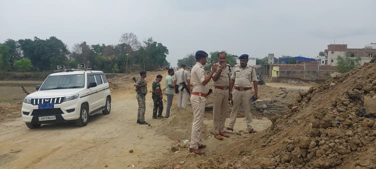 सड़क चौड़ीकरण के दौरान खोदे गये गड्ढे से दो युवकों का शव बरामद, एक रिवाल्वर जब्त