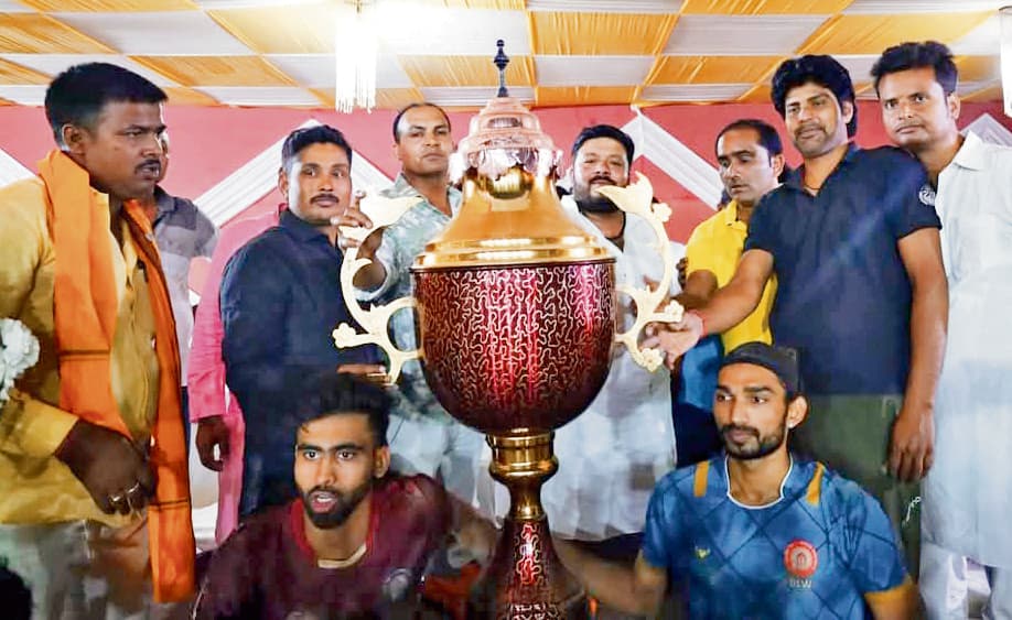 Saran News : वॉलीबॉल टूर्नामेंट में जबलपुर रेलवे को हराकर डीएलडब्ल्यू वाराणसी ने जीती ट्रॉफी