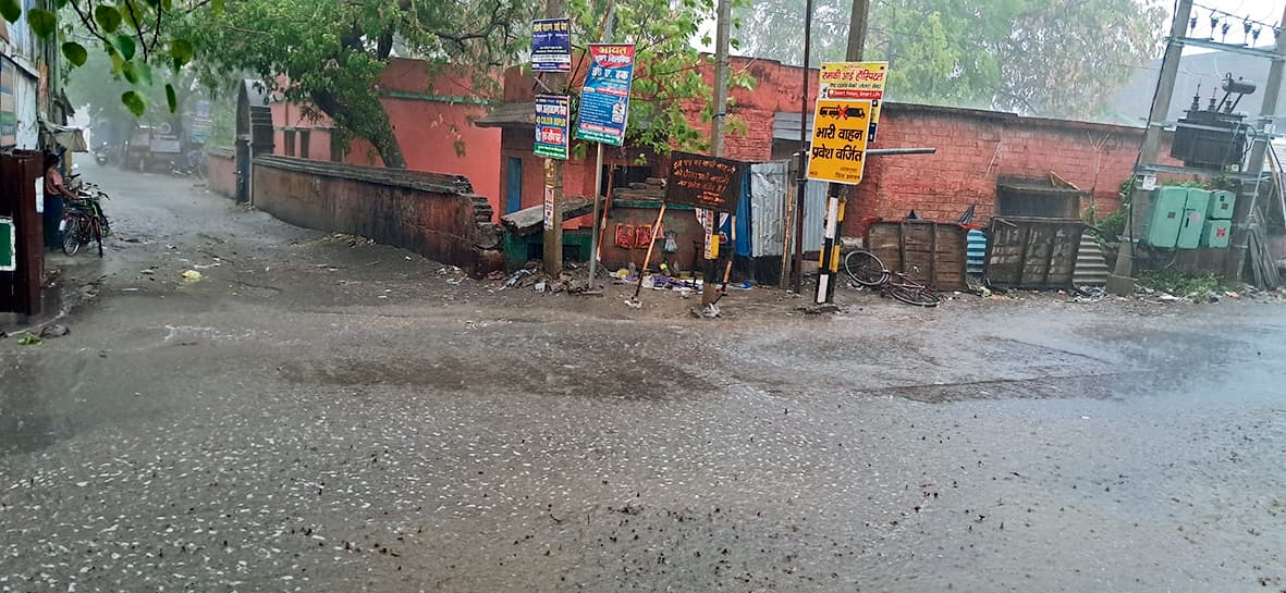 Saran News : बेमौसम बारिश से किसान परेशान