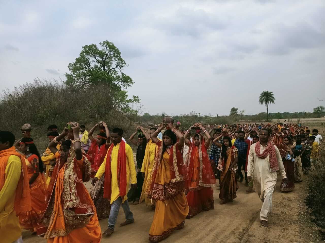 Deoghar news : मधुबन के हनुमान मंदिर में 48 घंटे का हरिनाम कीर्तन शुरू, कलश यात्रा में शामिल हुईं महिलाएं