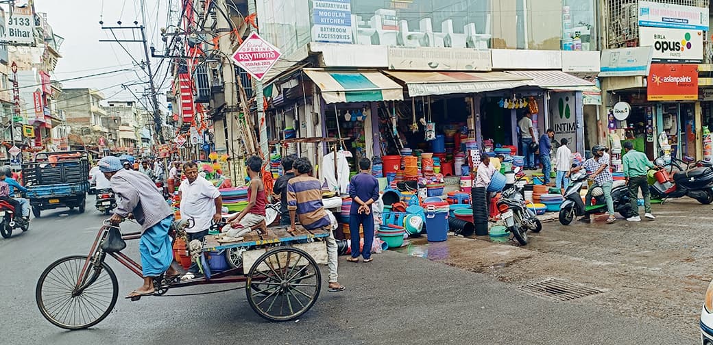 Gaya News : रमना रोड : 25 फुट चौड़ी सड़क संकीर्ण होकर 10-12 फुट ही बची