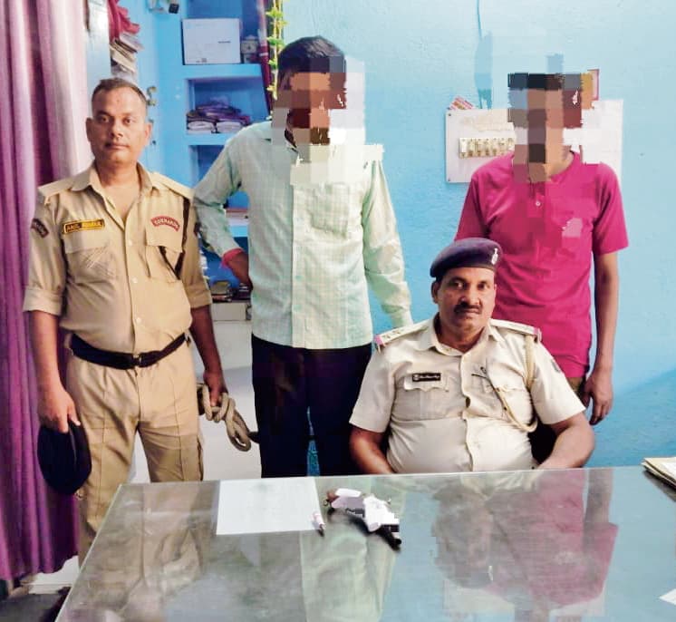 Gaya News : मारपीट कर फायरिंग करनेवाले दो भाई हुए गिरफ्तार, हथियार व कारतूस जब्त