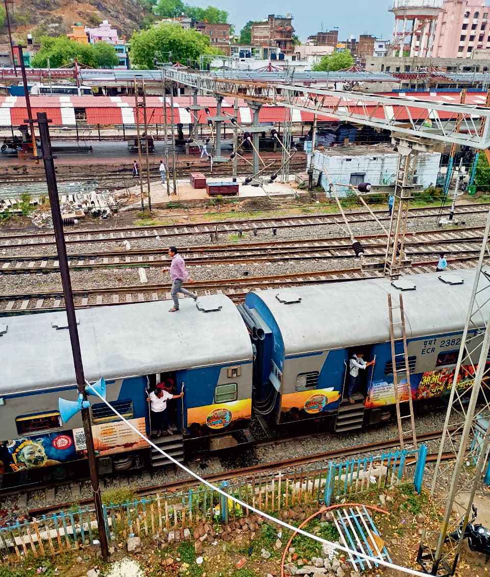 Gaya News : आंधी ने वंदे भारत सहित कई ट्रेनों के परिचालन पर लगायी ब्रेक