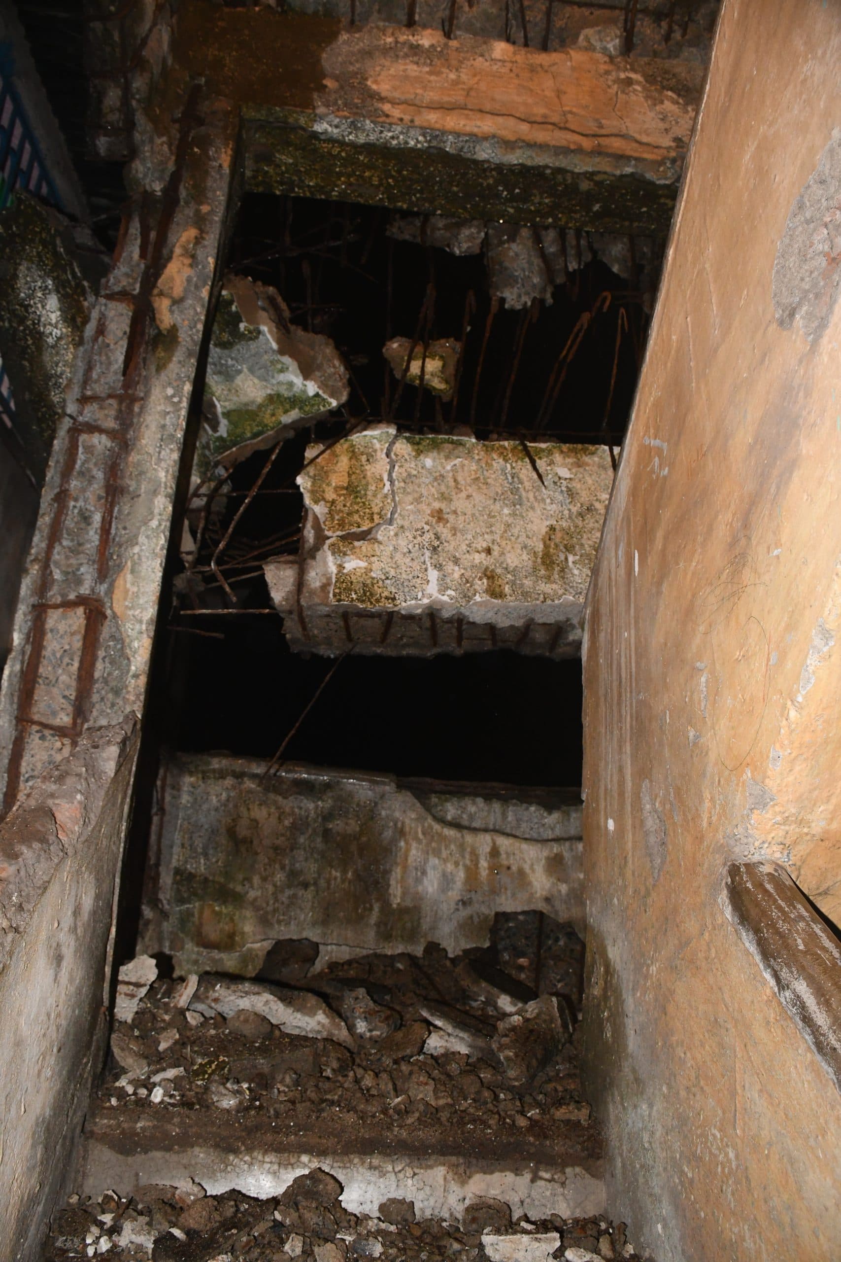 Bokaro News : सेक्टर-12 डी : जर्जर ब्लॉक की सीढ़ी गिरी, सेकेंड फ्लोर के आवासधारी रहे फंसे