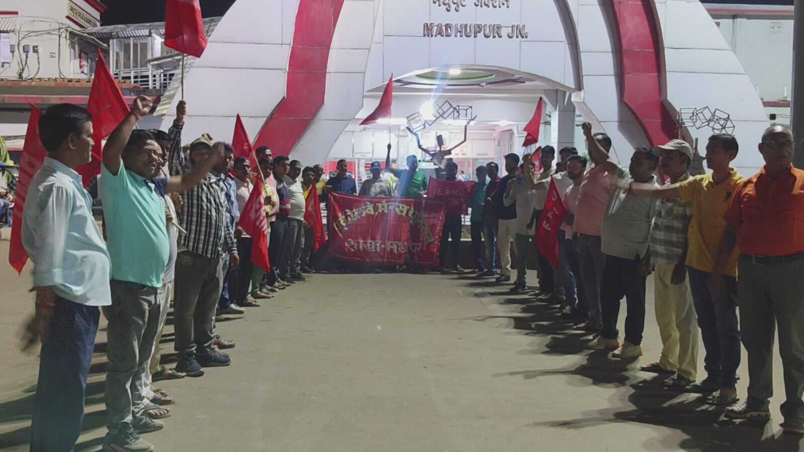 Deoghar news : लोको पायलटों के लिए जारी रेलवे बोर्ड के नये निर्देश पर यूनियन ने जताया विरोध