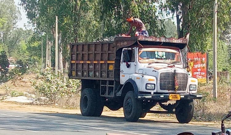 चितरा से जामताड़ा रेलवे साइडिंग आने वाले डंपरों से धड़ल्ले से हो रही कोयले की चोरी