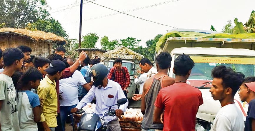 hajipur news. बस की ठोकर से पिकअप वैन चालक गंभीर रूप से घायल